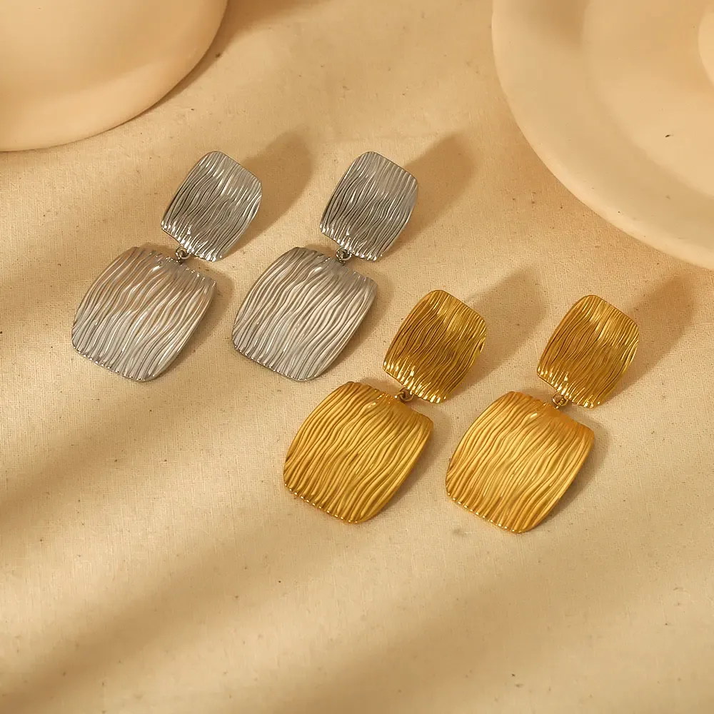 1 Paire De Boucles D'Oreilles Pendantes Carrées Géométriques À Texture Rayée En Acier Inoxydable Plaqué Or  À Personnalité Exagérée, Adaptées Au Port Quotidien Des Femmes 