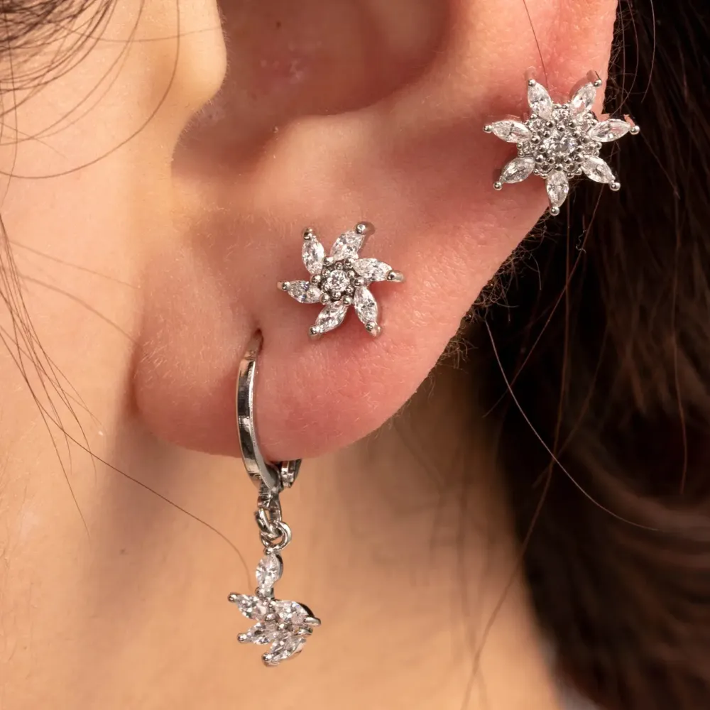 Boucles D'Oreilles Piercing Femme Simple Series Classic Flower En Cuivre Sans Placage, Ornées De Zircon. Image2