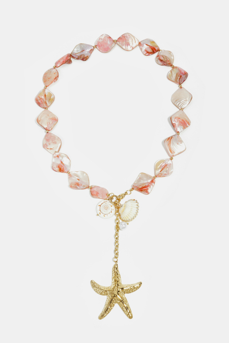 Collier orné de perles de coquillage, de breloques et d'une étoile de mer suspendue.