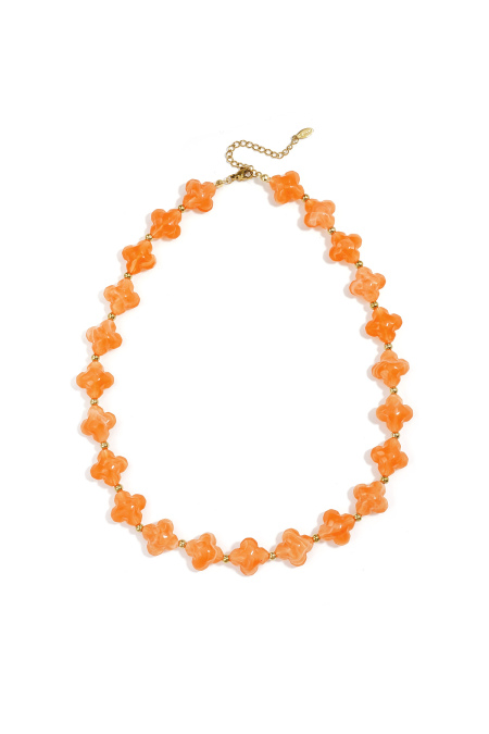 Collier de perles avec des perles en forme de trèfle