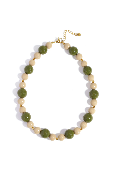 Collier avec des perles de différentes tailles