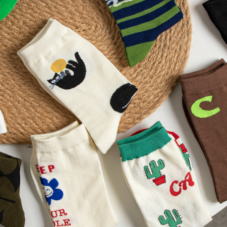 1 paire de chaussettes mi-mollet adorables à motif dessin animé 2