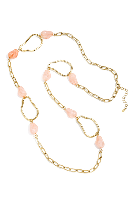 Long collier composé de perles de formes variées.