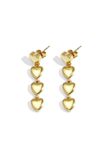 rangée de boucles d'oreilles en forme de cœur
