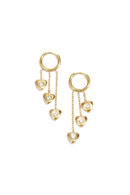 Boucles d'oreilles avec des cœurs pendants à différentes hauteurs