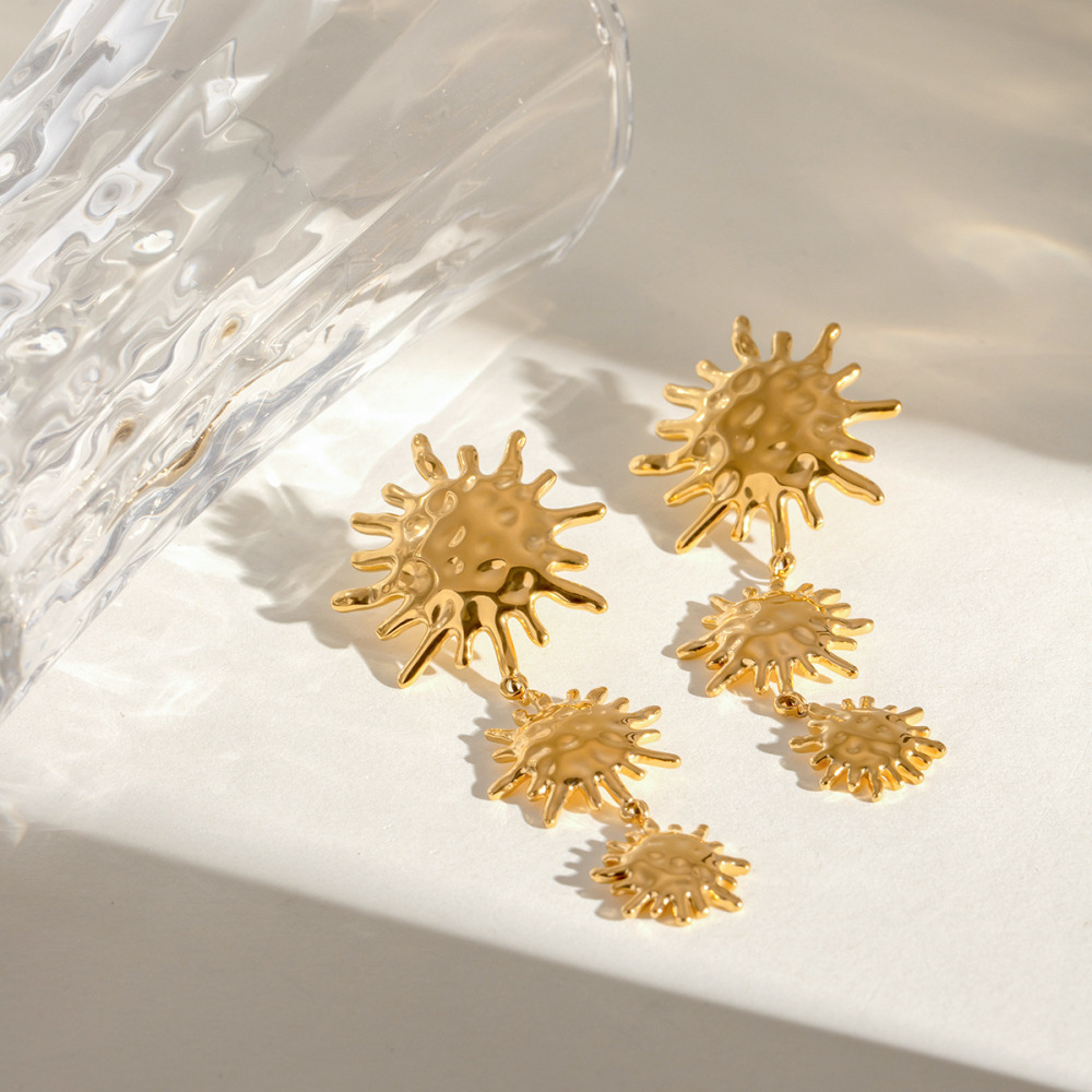 1 Paire De Boucles D'Oreilles Pendantes Rétro Soleil En Acier Inoxydable Étanche Couleur Or 