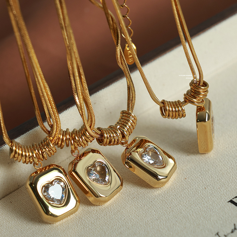 Collier Avec Pendentif En Forme De Cœur En Acier Inoxydable Plaqué Or  Et Zircon Pour Femme, Série Simple 