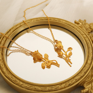 Collier Avec Pendentif En Acier Titane Plaqué Or Pour Femme, Série Romantique, Motif Fleur Douce h5 Image2