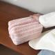 Sac oreiller en laine d'agneau rayé rose et blanc.