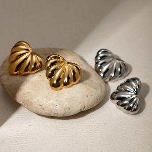1 Paire De Boucles D'Oreilles À Clous En Acier Inoxydable Étanches En Forme De Cœur. h5 Image2