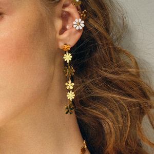Boucles D'Oreilles Pendantes Asymétriques En Acier Inoxydable Doré, Ornées De Petites Marguerites Et D'Un Pompon Élégant. h5 Image3