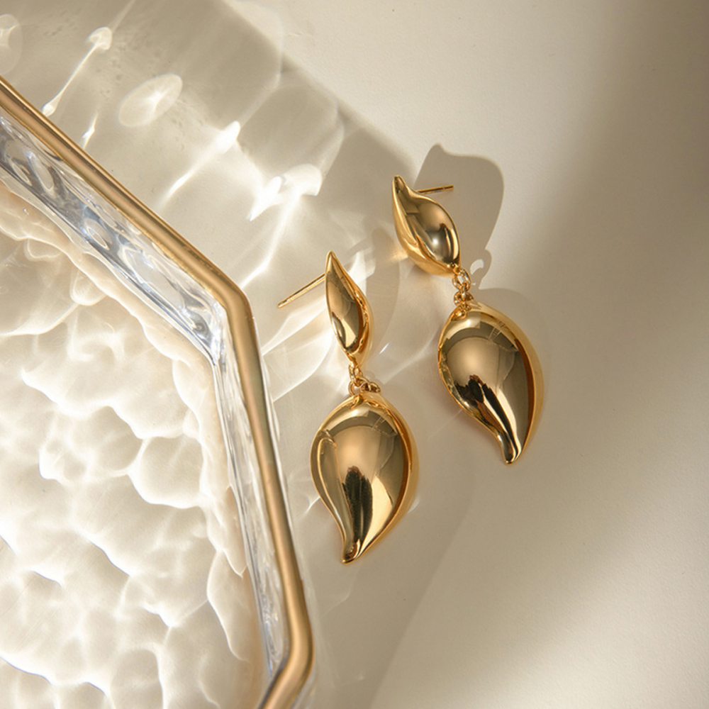 Boucles D'Oreilles Brillantes En Forme De Larme En Forme De Pétale En Acier Inoxydable Or  De Style Ins Transfrontalier Européen Et Américain Pour Femmes Image2