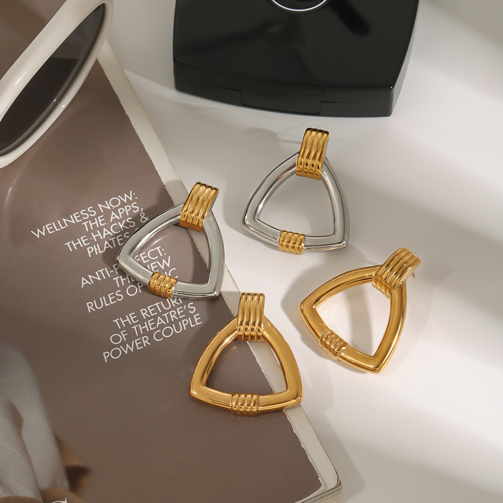 Boucles D'Oreilles Puces Minimalistes Classiques Triangulaires En Acier Inoxydable Étanche Couleur Or (1 Paire) Image2