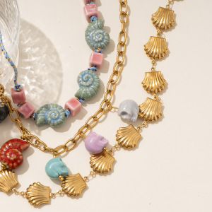 Collier Pendentif Femme En Forme De Coquillage Coloré En Céramique, Orné D'Un Coquillage, Collection Marine Series Vacation (1 Pièce). h5 Image5