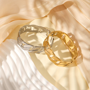 Bracelet Jonc Classique Torsadé En Acier Inoxydable, Couleur Or, Étanche, Collection Gleaming Series (1 Pièce) h5 Image2