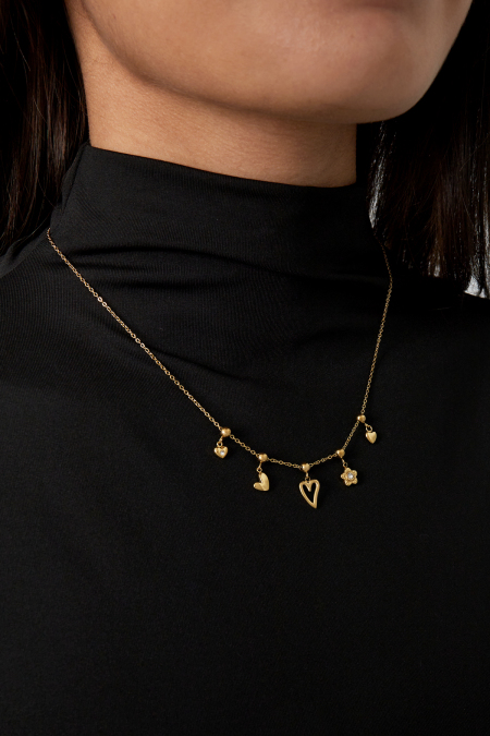 collier à breloques fleurs et coeurs 2