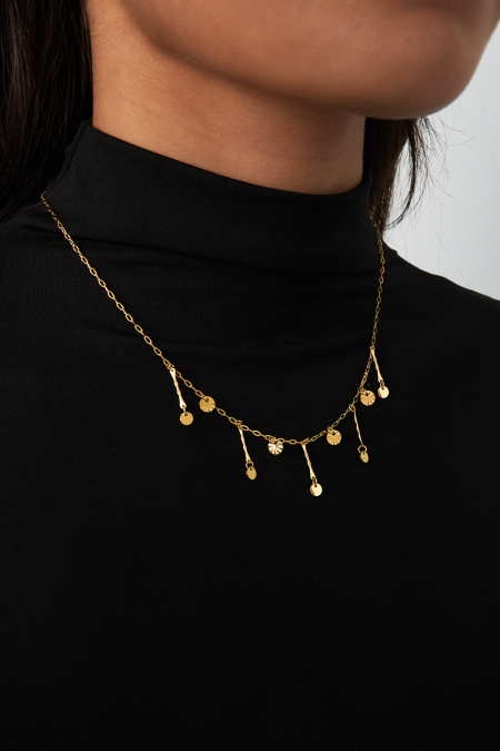 collier à paillettes dorées 2