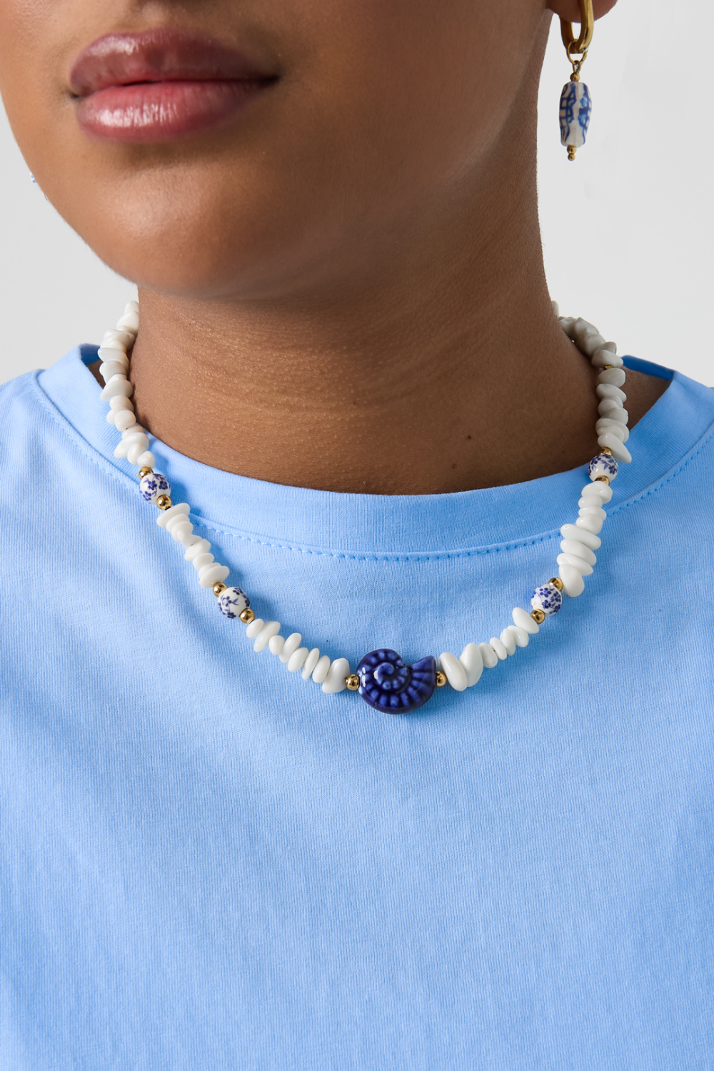 Collier Composé De Perles De Pierre, De Perles Blanches Ornées De Fleurs Bleues Et D'Un Coquillage Décoratif. Image2