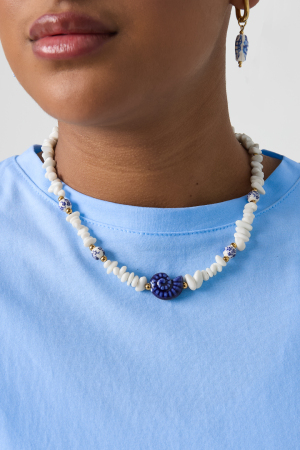 Collier Composé De Perles De Pierre, De Perles Blanches Ornées De Fleurs Bleues Et D'Un Coquillage Décoratif. h5 Image2