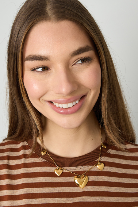 Collier avec des perles et des cœurs de formes différentes 2