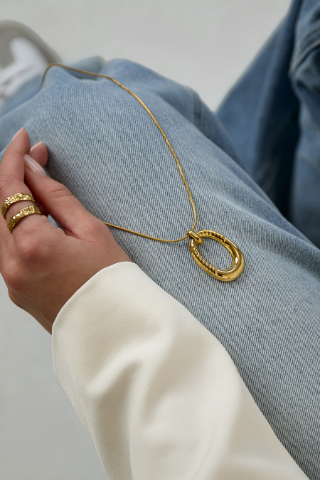 Long collier avec pendentif ovale rayé 2