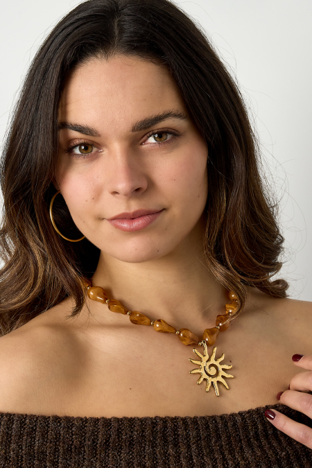 Collier de perles avec pendentif soleil 2