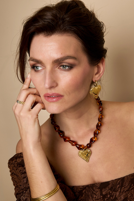 Collier de perles aux formes naturelles et orné d'un cœur suspendu 2