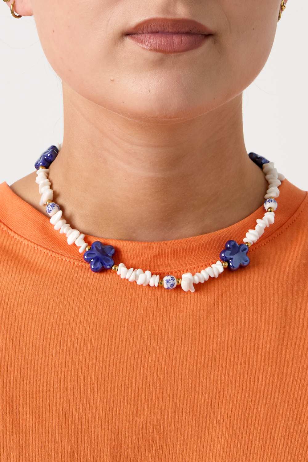 Collier Composé De Perles De Pierre, De Perles Blanches Ornées De Fleurs Bleues Et De Fleurs Décoratives. h5Image2