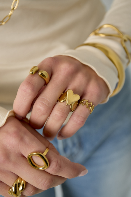 Bague imposante ornée de pendentifs et d'un cœur 2