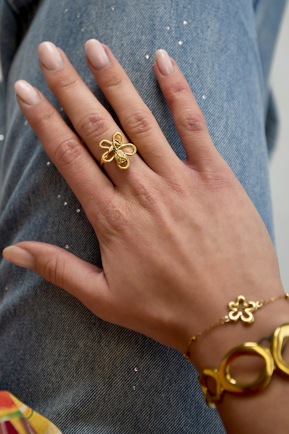Bague Avec Une Rose Sur Une Fleur Image2