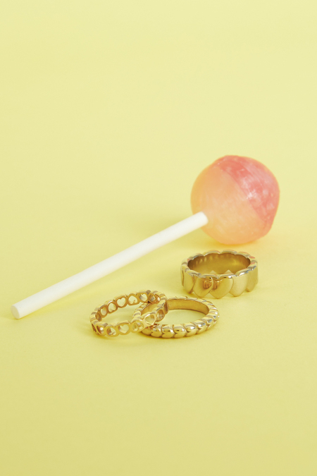 Bague ornée d'une rangée de cœurs vides 2