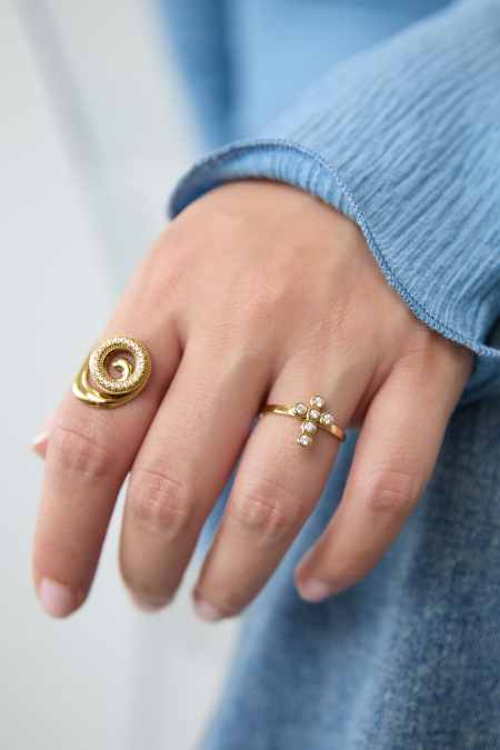 Bague imposante ornée d'une croix et de pierres 2