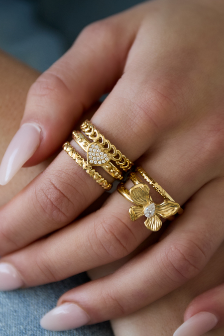Bague imposante avec une rose au cœur 2