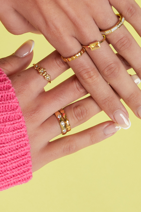 Bague minimaliste ornée de petits cœurs 2