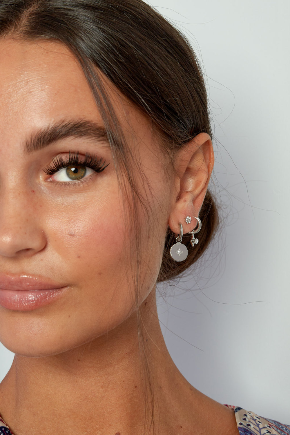 Boucles D'oreilles Rondes Minimalistes Avec Étoile h5Image2