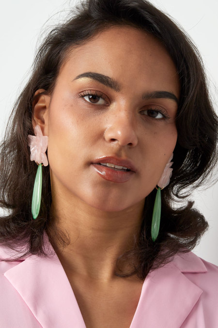 Boucle d'oreille Lily avec goutte verte 2