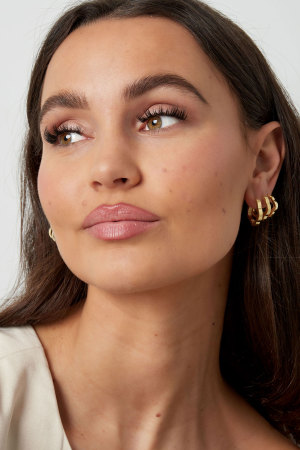 Boucles D'oreilles Basiques Forme Fleur Grandes - Dorées h5 Image2