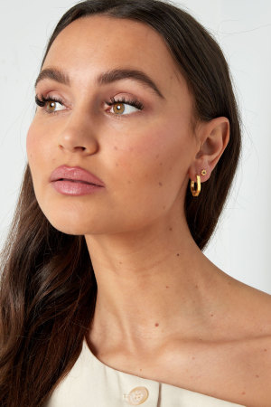 Boucles D'oreilles Basiques Forme Fleur Grandes - Dorées h5 Image4