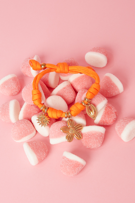 Bracelet en corde avec nœuds et breloques diverses 2