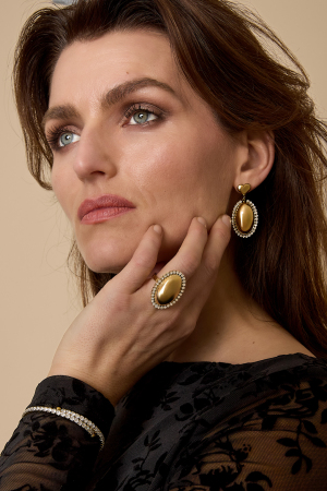 Boucles D'Oreilles Imposantes Avec Un Pendentif Ovale Entouré De Pierres h5 Image3