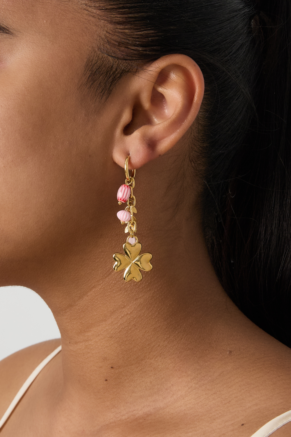 Petites Boucles D'Oreilles Créoles Ornées D'Un Trèfle, De Perles Et De Feuilles Pendantes Image3