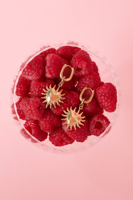 Boucles d'oreilles avec des cœurs pendants et des rayons de soleil 2