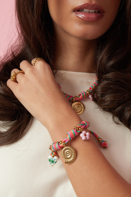 Bracelet en corde avec nœuds et breloques en coquillage 2