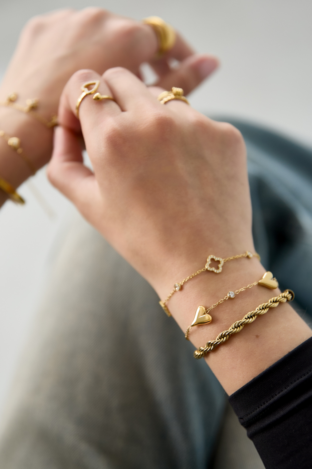 Bracelet Orné De Trois Cœurs Massifs Et De Pierres. Image2
