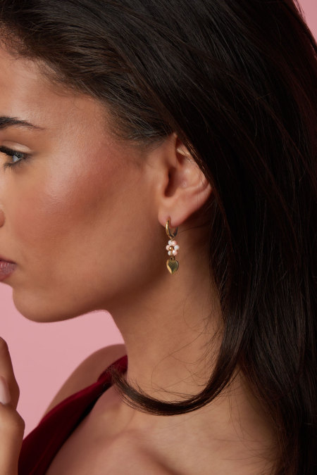 Boucles d'oreilles avec un cœur sur une fleur perlée 2
