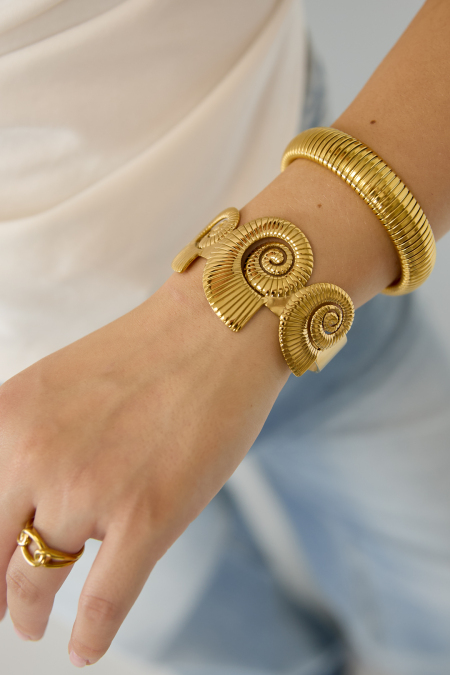 Bracelet manchette orné de coquillages en spirale 2