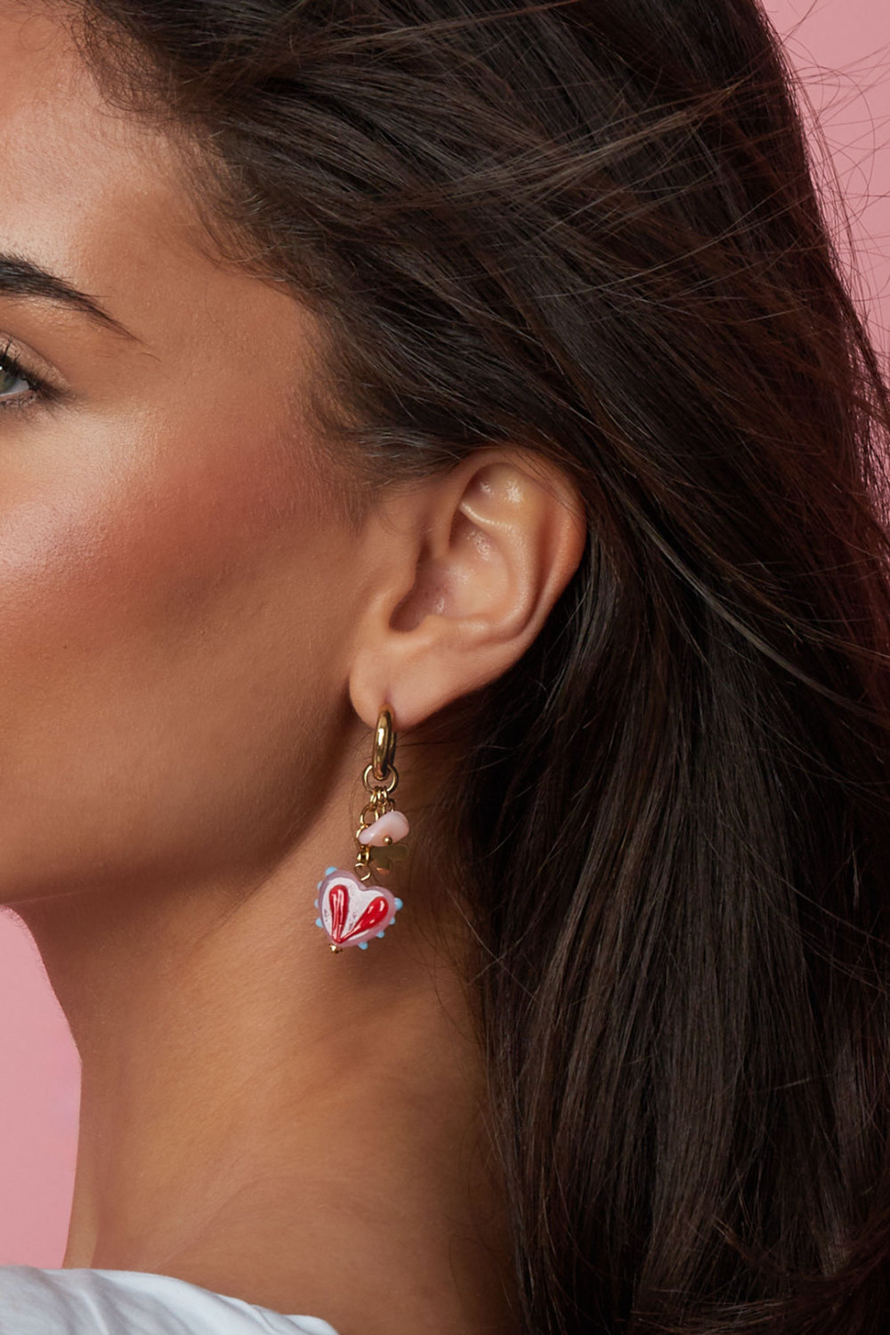 Boucles D'Oreilles Avec Des Breloques En Forme De Cœur Colorées Image4