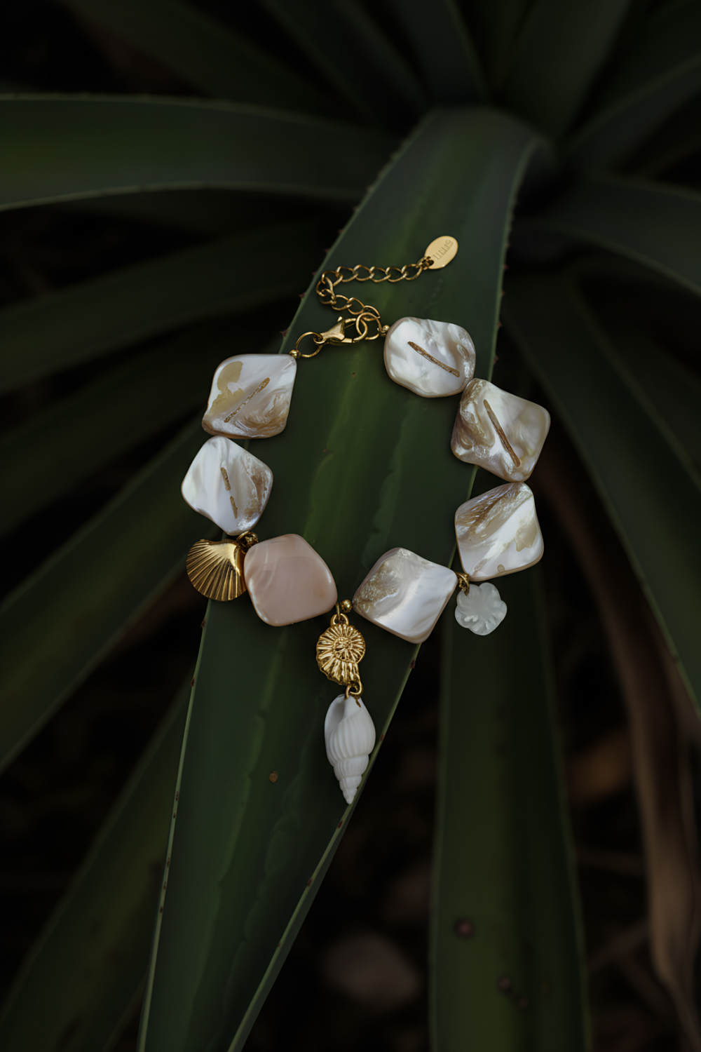 Bracelet Beige Orné De Coquillages Et De Breloques Marines Image2