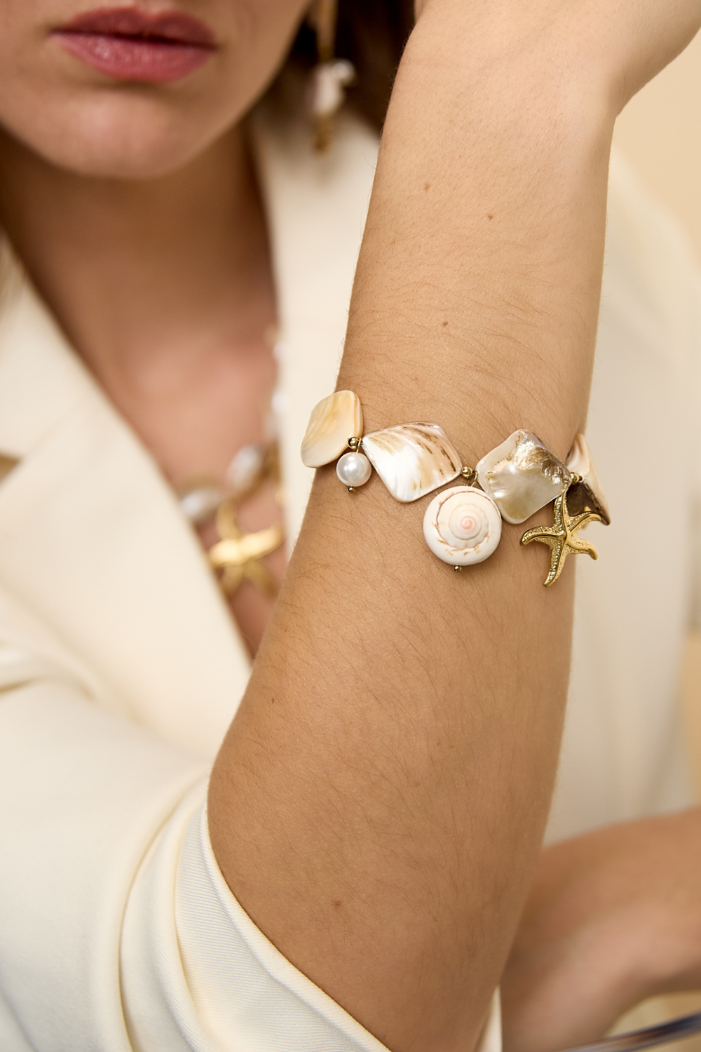 Bracelet Orné De Coquillages, De Breloques Marines Et De Perles Dorées Image2