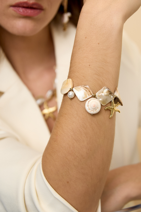 Bracelet orné de coquillages, de breloques marines et de perles dorées 2